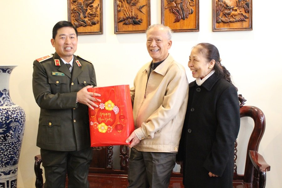 Giám đốc Công an thành phố thăm, tặng quà nhân dịp Tết nguyên đán 2024